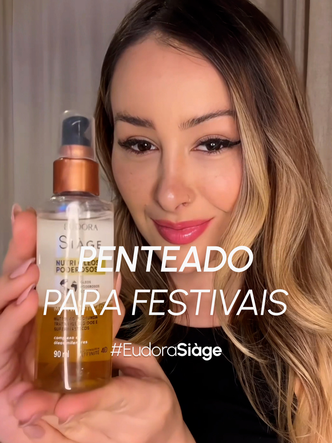 A @jessydalpino ensinou o passo a passo para um penteado perfeito para festivais! Para esta produção, ela usou o Óleo Bifásico Capilar Eudora Siàge Nutri Óleos Poderosos ✨ Quem amou? 👇💜 #penteado #eudora #eudoratiktok #festivalhair #hairtutorial  #PraGeralVer  Mulher branca e loira produz um penteado pensado para festivais de música, enquanto usa o produto Óleo Bifásico Capilar Eudora Siàge Nutri Óleos Poderosos. Ela divide o cabelo em mechas e usa pequenos elásticos para criar divisões com volume nas mechas, similar à uma trança. Enquanto ela cria o penteado, conta os benefícios do produto em questão.