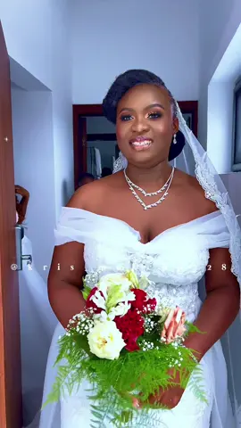 Nous avons fait cette coiffure nappy avec ce joli make up avec choix de couleur jaune exigée par la mariée 🥰 Comment trouvez-vous ce rendu coiffure et make up ? Reservez au +228 91039882  #beauty #mua #trend #krismakeup228 #BEAUTY #viral 