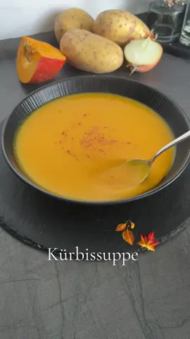finally autumn 🍂🍁  Kürbissuppe ist die perfekte Suppe für den Herbst 🤤🤍  #kürbissuppe #kürbis #kürbisrezept #herbstrezepte #autumnvibes #suppe #suppenrezept #cooking #kochen #einfacherezepte #herbst 