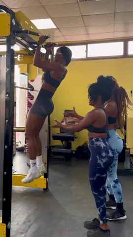Um treininho de costas com desafio de cargas e repetições💪🏾😍 com essas duas gym lovers @O_universo_das_crespas & @Mirinha Miguel 💕 Espero que gostem!!!🥺. #treinodecostas #gympartners #challenge  