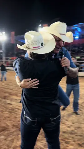 Senhor, hoje venho agradecer de coração por todas as bênçãos que me concedeste. Agradeço pela vida, pela saúde, pelo trabalho, perseverança e, sobretudo, pela família que me deste. Uma família unida, que me fortalece e inspira todos os dias. Sou grato por cada momento, pelas dificuldades que nos fizeram mais fortes e pelas alegrias que nos aproximaram ainda mais. Sei que ter uma família assim é um dos maiores presentes que um homem pode receber, e por isso te louvo, Senhor, por Tua bondade e amor incondicionais. Que Tua mão continue sobre nós, guiando-nos e mantendo essa união que tanto nos enche de paz. Amém. 🙏🏻#marcobrasil #marcobrasilfilho #rodeio #sertanejo #country #Deus 