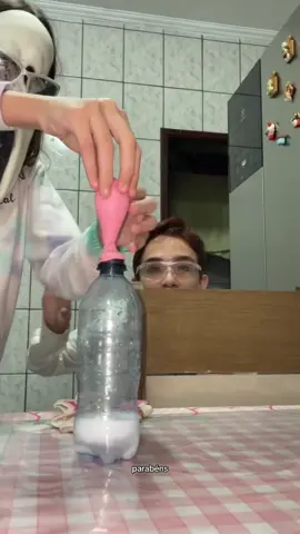 A BEXIGA ENCHE SOZINHA? EXPERIMENTO DA BEXIGA COM GARRAFA PET. Ingredientes: Bexiga/balão Garrafa Pet Bicarbonato De Sodio #viral #fypp #experimento #experiencia #ciencia #facil #bicarbonato #fisica 