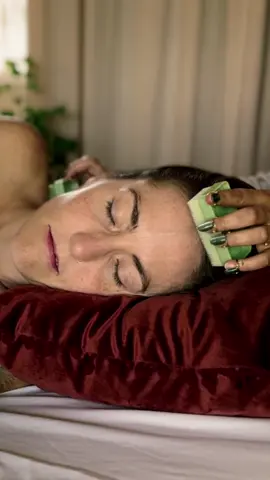 Replying to @kelliepayne_ perfectly looped sensory brush scalp massage to help you fall asleep tonight ☁️✨🌙 #asmr #hairplay #tingles #asmrmassage #hairbrushing #relax 