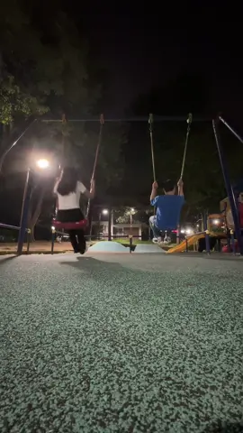naik ayunan sambil bengong enak banget😂 #fyp #southkorea #park #부부 #커플 #seoul #foreignerinkorea @roskfl84 