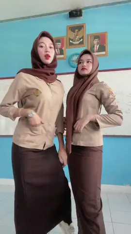 kiri apa kanan#ceweksma #fypage #anaksekolah #cewekcantik misi kk @michelleclaryn 