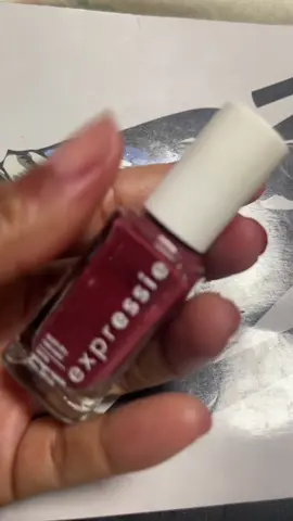 Acompañe a pintar mis uñas con este esmalte de la marca @essie color 280. Seca bastante rápido y dura mas de tres días.  #Fyp #parati 