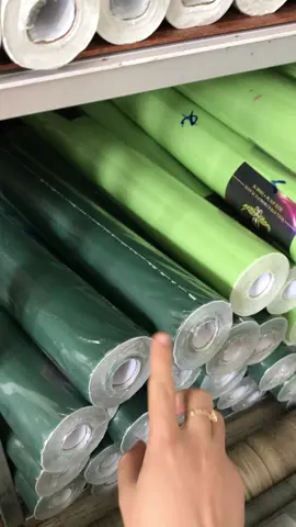 giấy dán tường có keo sẳn #suhuong #miéngdantuong #suhuongtiktok #giấy 