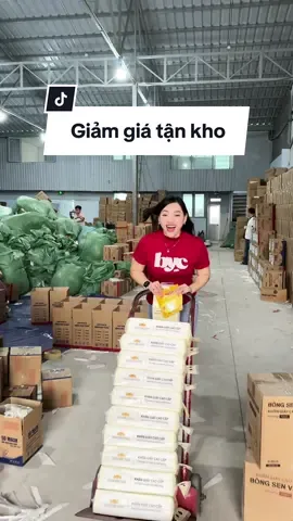 Đến tận kho không lo về giá cả nhà ơi, khăn giấy rút Bông Sen Vàng còn hơn 100k 6 bịch, tranh thủ săn sale nào #khangiay #khangiayrut #khangiaycaocap #khangiaybongsenvang #bongsenvang 