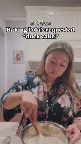 The night before Lola’s bday, I stayed up to bake her a “duck cake” and decorate for her. She was determined to have a duck cake for her bday. She was inspired by an episode of Bluey where Bingo requested a duck cake for her birthday too because it made her tail wag. Lol. So I put on “The Secret Lives of Mormon Wives” and slaved away in the kitchen for that ducky! 😂 🦆  I REALLY REALLY TRIED! As you can see, baking isn’t my forte. 😝😂🤦🏻‍♀️ that duck barely had a beak and its head was accidentally knocked off a few times! As long as it made Lola’s tail wag, I’m all for it!  We had 2 surprises for her. This was the first one…stay tuned for her reaction and for the second surprise!  #lolastrong #happybirthday #birthdaygirl #happy3rdbirthday #childhoodcancerawareness #childhoodcancer #childhoodleukemia #childhoodcancersucks #teamlola #childhoodcancerfamilies #birthdaysurprise #girlmomlife #birthdaysurprises #blueyandbingo 