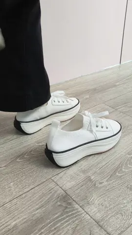 Very cute and comfortable😘✨ #viral #trendy #sneakers #womenshoes #walkingshoes #tiktokmademebuyit #tiktokshopbacktoschool #fallfreshness #Halloween2024 #fall #freshness #falloutfits #earthtone #beautifulyou