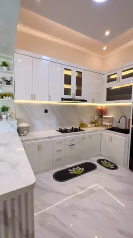 Di dunia yang penuh dengan tren, tetaplah jadi yang klasik 😍🥰🤏🏻 #fyp #rumahklasikmodern #dapurestetik #kitchenset #minibar 