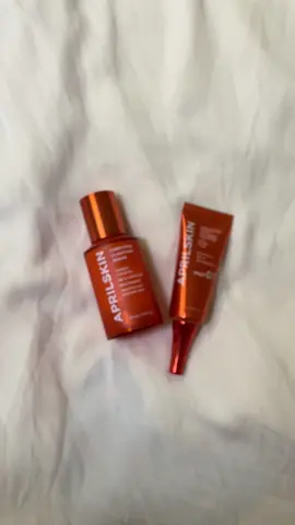 MY FACE BECAME BETTER OVERNIGHT, THE SERUM SMELLS LIKE HAIR TONIC AND THE PIMPLE CREAM SMELLS LIKE MUSCLE RELIEF PATCHES HAHAHA 😻 If you have acne prone skin, or often break out during/before your period, @APRILSKIN Singapore pimple stopper is a literal lifesaver please. I swear I only started using it last night and this morning I woke up with the bumps flattened and redness almost gone!! 😆💖#aprilskin #pimplestopper #acnecream #clarifyingserum #carrotene #skincare #fyp #foryou #stepstostardom #tiktokshopsg