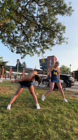 Back in the BIG HOUSEEE @liv #umich #goblue #umichfootball #collegedanceteam 