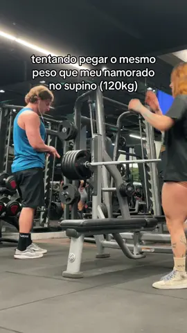 ele num conseguiu a elevação pélvica mas eu fiz o supino, tá? ✋🏻 quem disse que mulher num treina superior? 🫠 #GymTok #gymmotivation #gymrat #FitTok #gymhumor #supino #fyp 