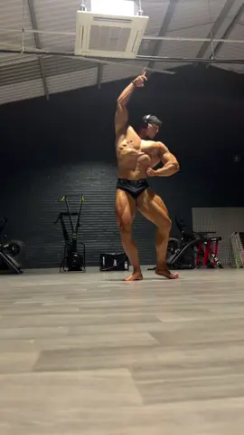 Posing !  #aesthetic #posing #bodybuilder #pose #biceps #shape #muscles 