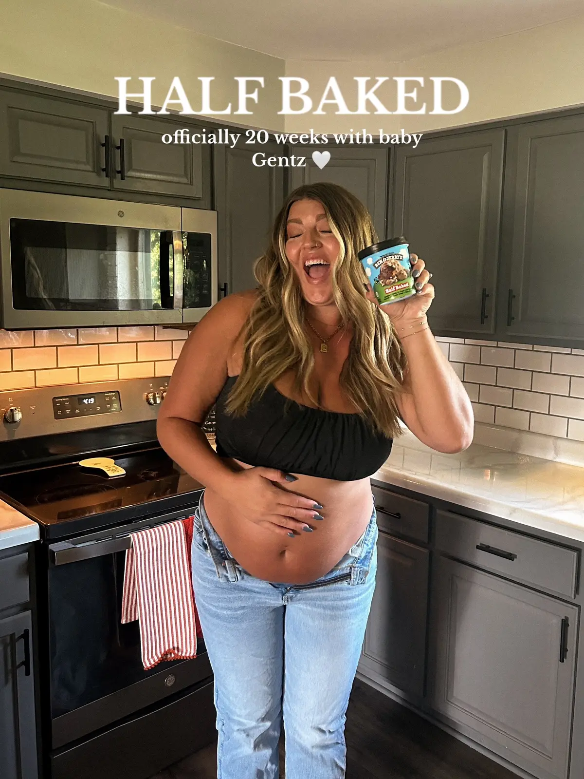 This is your sign to do a “half baked” photoshoot to celebrate halfway through pregnancy! #pregnant #20weeks #halfbaked 