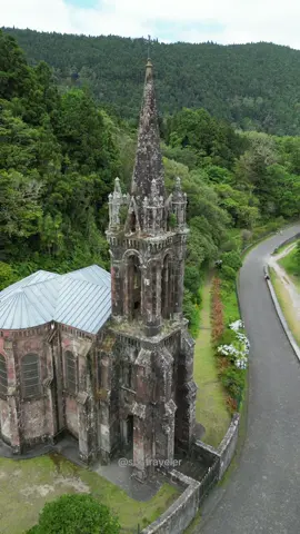 This breathtaking neo-Gothic chapel was built between 1870 and 1886 by José do Canto as a tribute to his beloved wife, Maria Guilhermina, after she fell seriously ill. Although she passed away before its completion, José kept his promise, turning the chapel into their final resting place—a beautiful and timeless mausoleum that stands as a testament to love and devotion. 🖤 Set against the serene shores of Lagoa das Furnas, this chapel is surrounded by lush forests, volcanic mountains, and the enchanting steam of geothermal springs. 🌋✨ The nearby caldeiras and hot springs create a magical atmosphere, with mist rising from the ground, making the entire scene feel otherworldly. Whether you're an architecture lover or a nature enthusiast, this unique spot offers the best of both worlds. 🌿 Today, this chapel is a peaceful tourist destination, ideal for weddings, cultural events, or a quiet moment of reflection by the lake. It’s a must-see for anyone exploring the Azores, where history, nature, and architecture come together in perfect harmony. 🌅 📍Capela de Nossa Senhora das Vitórias, Furnas, São Miguel, Azores, Portugal 🇵🇹 #Azores #SaoMiguel #CapeladeNossaSenhoradasVitorias #Furnas #LoveAndHistory #Mausoleum #VolcanicLandscapes #LakeFurnas #NatureAndArchitecture #HiddenGem #VisitPortugal #GeothermalWonders #ExploreTheAzores #NeoGothic #HistoricalSites #NaturalBeauty