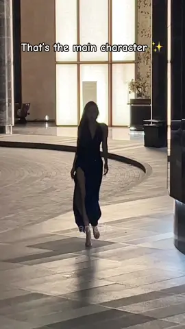 That’s the main character ✨ #fyp #publicwalk #reaction #outfit #elegant #camelia18062 #model #catwalk #StreetFashion 