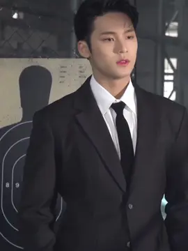He’s soo attractive 😫 #mingyu #kimmingyu #seventeen #seventeen17_official #fyp #fypシ #foryou #foryoupage 