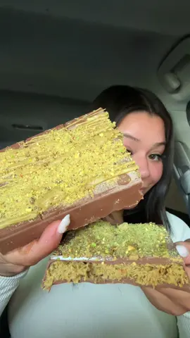 VIRAL DUBAI CHOCOLATE BAR ASMR EXTRA CRUNCHY 🍫💚 #dubaichocolate #dubaichocolatebar #dubaichocolates #asmr #crunch #crunchyasmr #crunchysounds #mukbang #fyp #foryou 