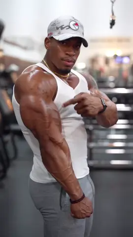 Fix your form ✅ “TRICEPS”  Read captions 👇 Transform your body in 8 weeks with our Ultimate Shred Program! 💪 Plus, get exclusive bonuses to supercharge your results. More details: link in my bio! ⬆️ #triceps #sports #GymTok #gymmotivation #Fitness #workout  #viralvideo #viral #bodybuilding #bodybuilder