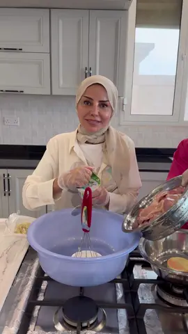 اسهل برياني  دياي بطريقة سهلة وجدر واحد. تبلت الدياي علبتين روب مع ثوم زنجبيل كركم بهار مشكل الموجود عندي طماط فرش طحنته ومعجون طماط ملعقة فقط. وعصير ليمون شوي.  .. حمرت بصله ضفت عليها الدجاج مع التتبيله وحمرت بصلة وضفتها عالخلطه وخمستين استوى الدياي ما ضفت ماي نهائيا نص ساعه مستوي ضفت الكزبر . سويت عيش مشخول وحطيته عالدياي وعلى نار هاديه عشرين دقيقه. وخلصنا واحلى واسهل برياتي. شي لذيذ. @nadia_cooks 