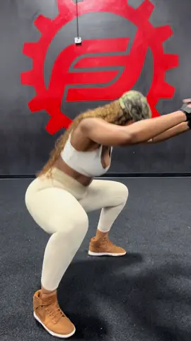 She trippn, I ain’t throwing no ass @FREYA 🍑 
