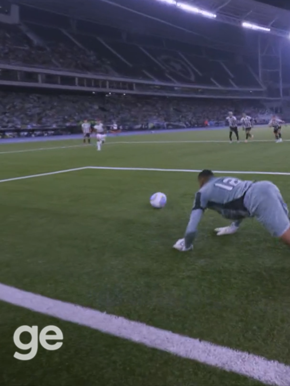 Um dos momentos decisivos de Botafogo 2 x 1 Corinthians: Romero bate o pênalti, John defende #futebol #botafogo #corinthians #brasileirao