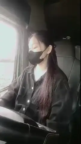 Video quay từ hồi mới bắt đầu lái xe tải tay chân vẫn còn lóng ngóng. Giờ thì đỡ hơn nhiều rồi 😀