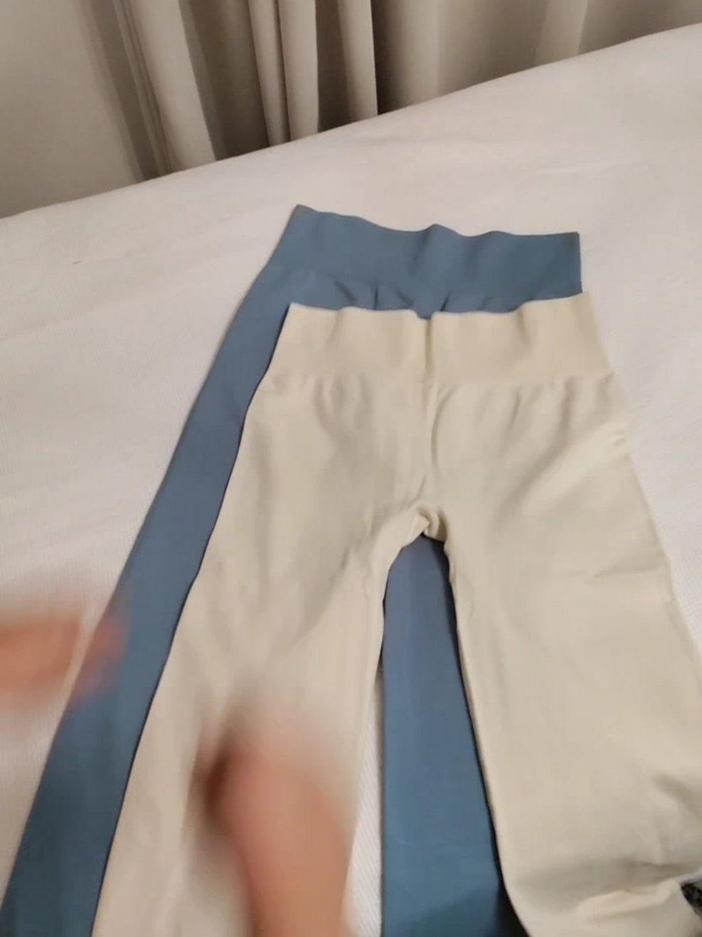 how cute are the color on these yoga pants? #yogapants  #gymoutfit 