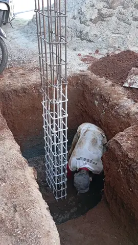 𝗠𝗘𝗠𝗕𝗔𝗡𝗚𝗨𝗡 𝗕𝗔𝗡𝗚𝗨𝗡𝗔𝗡 👷‍♀️👷 𝙋𝙍𝙊𝙂𝙍𝙀𝙎 : Pekerjaan Pasangan Galian Pondasi 🏢 𝘽𝘼𝙉𝙂𝙐𝙉𝘼𝙉 : Mr.B & Ms.L 🏘 𝙏𝙔𝙋𝙀 & 𝙅𝙀𝙉𝙄𝙎 𝙍𝙐𝙈𝘼𝙃 : 185m² - Clasic.  📍 𝙇𝙊𝙆𝘼𝙎𝙄 : Bengkulu, Hibrida Desain rumah klasik ini memiliki kesan yang elegan dan trendy berkat model fasadnya. Jendela berbentuk sederhana dan berwarna hitam yang dipadukan dengan kehadiran pilar merupakan ciri khas arsitektur Mediterania juga tampak di rumah ini. Warna putih gading menjadi pilihan paling pas untuk menonjolkan gaya modern pada rumah satu ini. Rumah klasik biasanya memiliki ciri khas yang mewah mulai dari fasad rumah hingga bagian interior rumah. Ciri yang paling mudah ditemukan adalah penggunaan tiang-tiang besar atau pilar.  Penggunaan material kayu dapat memberikan sentuhan alami pada desain interior rumah. Tambahkan juga highlight kayu pada bagian fasad rumah, dengan porsi secukupnya. Penggunaan material kayu juga bisa menciptakan kesan elegan serta modern untuk desain rumah klasik. Keuntungan menggunakan Galaksi : ✅Kontrak Jelas  ✅Material Berkualitas  ✅Proses Terkontrol  ✅Pekerja Profesional  ✅Memiliki Masa Garansi Sosial Media Galaksi : Facebook : Galaksi_Property Instagram : Galaksi_Kontruksi 𝐈𝐧𝐟𝐨 𝐋𝐞𝐛𝐢𝐡 𝐋𝐚𝐧𝐣𝐮𝐭 : Dm 📩 Whatsapp : 089627937423 #galaksikontruksi #rumah #rumahtangga #rumahminimalis #rumahidaman #perumahansubsidi #perumahanmewah #perumahankomersil #bengkulutiktok #fyp 