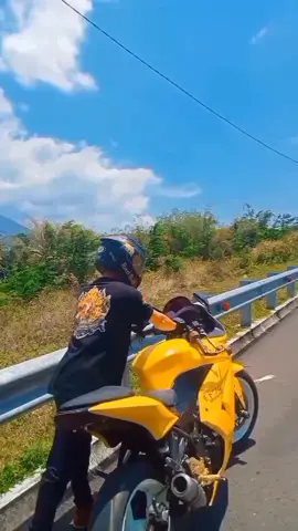 ngetes si yellow 😅 #sunmoriofficial  #kontenmotovlog  #ninja250indonesia  #kontenkreator  #pyfツviral_❤videoforyou  #fyppppppppppppppppppppppp 