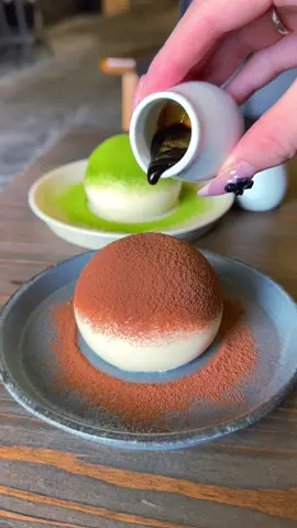 可愛すぎるまんまるティラミスボール🍫 シンプルなティラミスと抹茶の2種類の味があってどっちもなめらかクリーミーで超おいしい！ 名古屋にあるカレー屋の名物スイーツだけど今だけ新宿高島屋の催事でも食べれる🍵 📍名古屋「コフトアルコ」 #東京グルメ #新宿グルメ #名古屋グルメ #tokyo #nagoya 