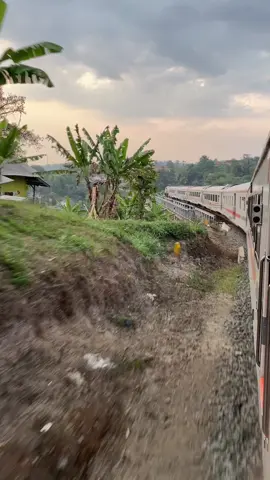 Manifesting jalan hidupku seindah intro lagu ini dan seindah kereta api melintas diwaktu senja. • #fypシ #keretaapiindonesia #kai121 #aboutyou #the1975  #song 