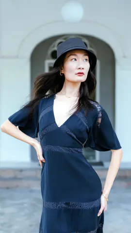 Trying to teach poses with the real model @Mel_W.  #Singaporephotographer #photographer  #singapore #howtopose  .