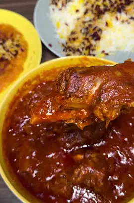 چلو‌گوشت مجلسی  با تهدیگ خوشمزه😍😍😋با این رسپی درست کن از طعمش شگفت زده میشی💕 مواد لازم:گوشت گوسفند،۲ عدد پیاز بزرگ،رب گوجه،برنج،زرشک،زعفران دم کرده برای خورشت،تهدیگ،زرشک.ادویه جات(فلفل سیاه آسیاب نشده،فلفل سفید آسیاب نشده،چوب دارچین،یک قاشق چایخوری پودر لیمو عمانی،زردچوبه،پاپریکا) Lammfleisch Pfanne mit Reis und kadayif tahdig sehr lecker 😋#persianfood #lammfleisch #reis #persischesessen #Foodie #rositakitchen 