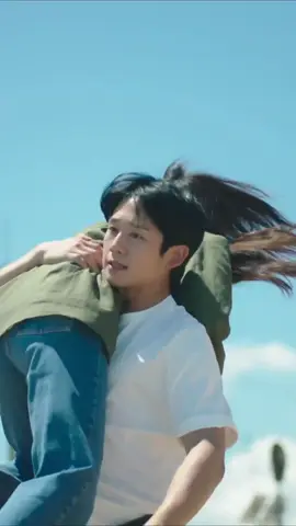 Seunghyo threw Seokryu into the water at the beach in “Love Next Door” episode 10 #junghaein #jungsomin #lovenextdoor #lovenextdoorep10 