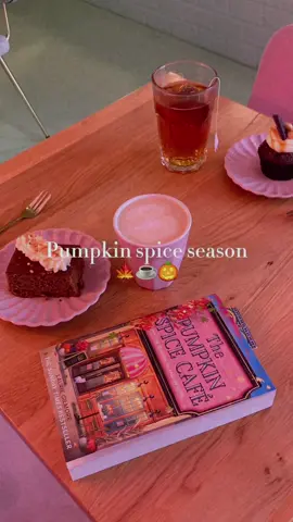 autumn loading… 🍁🍂✨ #pumpkinseason #pumpkinspice #pumpkinspicelatte #autumn #autumnvibes #thecakeroom #thecakeroombreda #fypage #fyp #sweets #sweetthooth #breda #bredacentrum #pink 