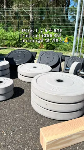 Il y a 4 ans… Storytime ⬇️ Déjà 4 ans qu’on a eu cette idée de créer des moules pour fabriquer ses disques de muscu en béton !  On s’entraînait dans le garage de nos parents avec des bouteilles d’eau pour lester le DC 😂 6 mois de recherches, de tests et de prototypes pour aboutir à notre premier moule 🙏 Aujourd’hui c’est +1200 clients à travers le monde, et des centaines de retours positifs et de remerciements  (certains n’ont pas de salle de sport à moins de 50km de chez eux) 🌍 On reste à fond pour cette fin d’année 🚀 Objectif 10K ! (Merci à @brutuslerobuste pour la photo 💪) #veniceweights #Fitness #concreteweight 