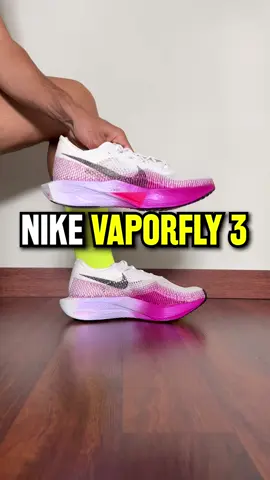 🚀 NIKE VAPORFLY 3 👟 @Nike @Top4Running   ⠀⠀⠀⠀⠀⠀⠀⠀⠀ 👟 Con una mediasuela de espuma ZoomX, y una altura de 40 mm y drop de 8mm, contiene una placa de fibra de carbono y un upper transpirable. Estas zapatillas son ideales para los corredores de larga distancia que buscan superar sus marcas personales. ⠀⠀⠀⠀⠀⠀⠀⠀⠀ ⭐️ La espuma ZoomX es una de las espumas más suaves y reactivas que hay en el mercado. Esta espuma es capaz de brindar una amortiguación excelente, sin añadir peso adicional a las zapatillas. De hecho, la espuma ZoomX es un 85% más ligera que el EVA convencional, lo que significa que puedes correr durante largas distancias sin sentirte agotado. ⠀⠀⠀⠀⠀⠀⠀⠀⠀ ▶️ La placa de fibra de carbono en la mediasuela proporciona una excelente estabilidad y reactividad. Esta placa está diseñada para guiar la energía de cada pisada hacia adelante, lo que significa que puedes correr más rápido y con menos esfuerzo. ⠀⠀⠀⠀⠀⠀⠀⠀⠀ ⭕️ El upper de estas zapatillas está hecho de un material transpirable y liviano que ayuda a mantener tus pies frescos y secos durante las carreras largas. El ajuste de calcetín en el tobillo y la lazada asimétrica ayudan a mantener el pie en su lugar, lo que te brinda un ajuste cómodo y seguro. ⠀⠀⠀⠀⠀⠀⠀⠀⠀ ✅ Su precio es de 260 euros y las tienes disponibles en top4running.es. Si aplicas el cupón ROJO tendrás un descuento.  ⠀⠀⠀⠀⠀⠀⠀⠀⠀ 📲 Si tienes dudas, te leo y respondo en los comentarios. ¡Un saludo! 🙂 ⠀⠀⠀⠀⠀⠀⠀⠀⠀ ⠀⠀⠀⠀⠀⠀⠀⠀⠀ ⠀⠀⠀⠀⠀⠀⠀⠀⠀ #Running #runners #runningshoes #nikerunning #nikevaporfly3 #nikealphafly3 #maraton #placadecarbono 