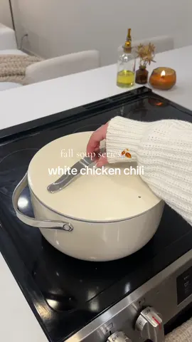 Fall soup series🍂🫶🏼 white chicken chili! One of my alllll time favorites #fallsoupseries #soupseason #souprecipe #whitechickenchili #easydinnerideas #soup 