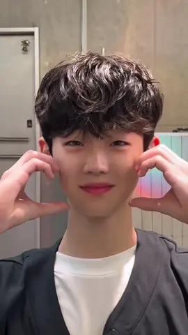 See through shadow perm . Đó là tiêu đề thôi còn ae mình thì cứ uốn xoăn wavy là ra như này rồi Nguồn : tiktok Trung #tocnamdep #xuhuongtocnam #mẫutócnamđẹp #tocdep #tocnamhanquoc #xuhuongtocnamđep #twoblock #xuhuongtocdep #tocxoannam 