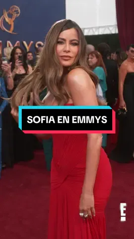 ¡La inigualable #SofiaVergara! ❤️ De rojo posando para nuestra glambot en la #AlfombraRojaE! de los #Emmys 