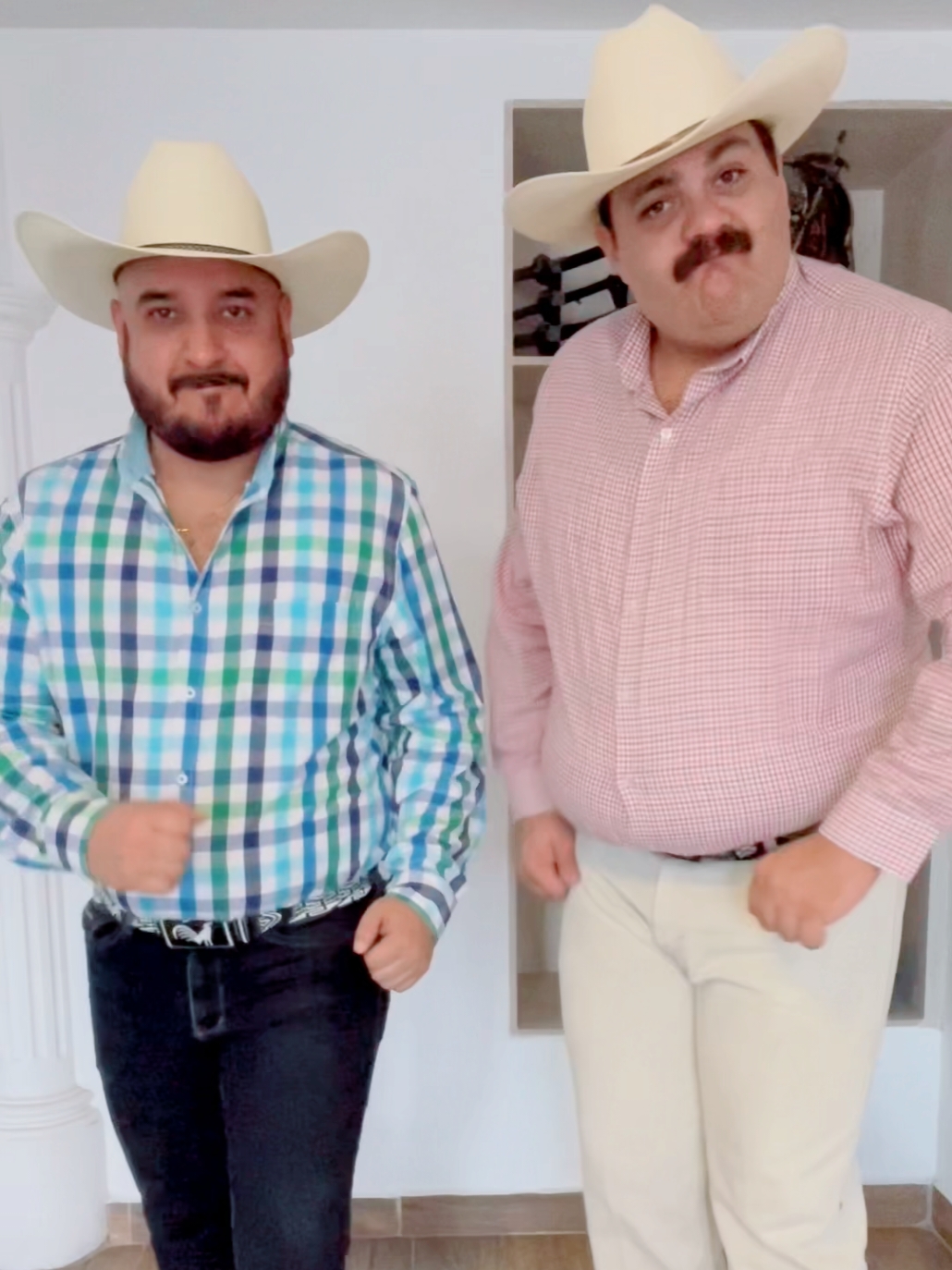 Listos para el grito! 🧔🏻‍♂️🇲🇽🎇 @⭐️SocioRockstar⭐️ #VivaMexico #Mexico #GritoDeIndependencia #Vaqueros #Cowboy #Beardmen #CubBear #Gordito #DadBod #ChubBaldAndAwesome #BearsOnTikTok #Oso #Bear #ImNotAbearNotYetAwomen