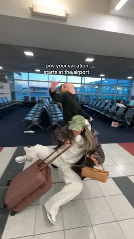 Girls trip starts now ✈️ @Kit Keenan @ACQUIRED STYLE @DaniellePheloung 