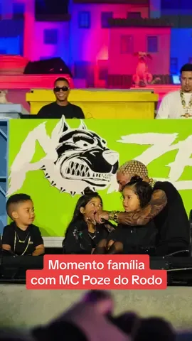 Pai e filha cantando no Espaço Favela 🤏 #RockinRio2024 #RockinRio40anos 