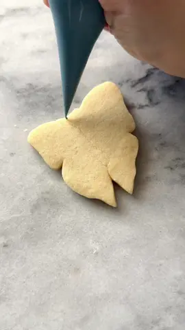 How do you feel about bows? 🎀  #cookiedecoratingvideos #cookietutorial #sugarcookies #cookiedecorating #royalicingcookies #royalicing #decoratedcookies #oddlysatisfying #cookiesoftiktok 