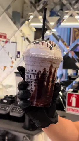 ¡Mira cómo preparamos el frappe perfecto en Terraza Porfirio! 🍫🥤#frappe #pueblomagico #cafeteria #coffee #aesthetic #fyp #parati 