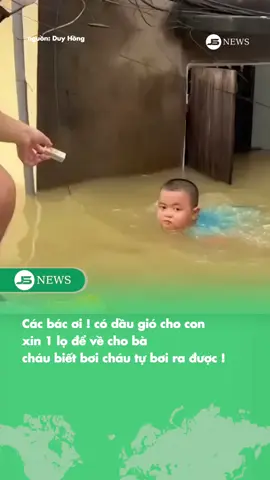 Chuyện Mùa Lũ . Xúc động hình ảnh cháu bé 4 tuổi , tự bơi ra ngoài để xin dầu gió cho bà. Mong 2 bà cháu khỏe mạnh #js24h