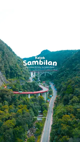 Salah satu jalan dengan pemandangan terbaik di Sumatera Barat...jalan yang di apit oleh perbukitan yang hijau dan sejuk🥰🥰 Kapan terakhir kesini bestieee??😁😁😍 #dji #sewadronepadang #videodrone #drone #sumaterabarat #sumatrabarat #sumbar #limapuluhkota #keloksambilan #keloksembilan 